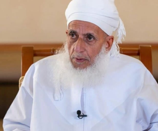 مفتي عُمان ينتقد تنصّل 