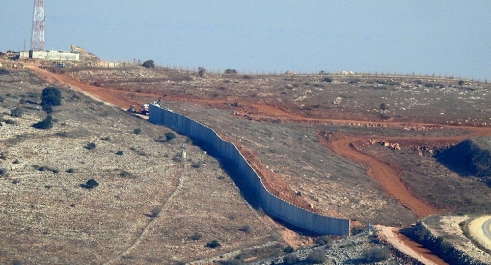 جدار ينفذه الاحتلال الإسرائيلي عند بلدة يارون جنوبي لبنان