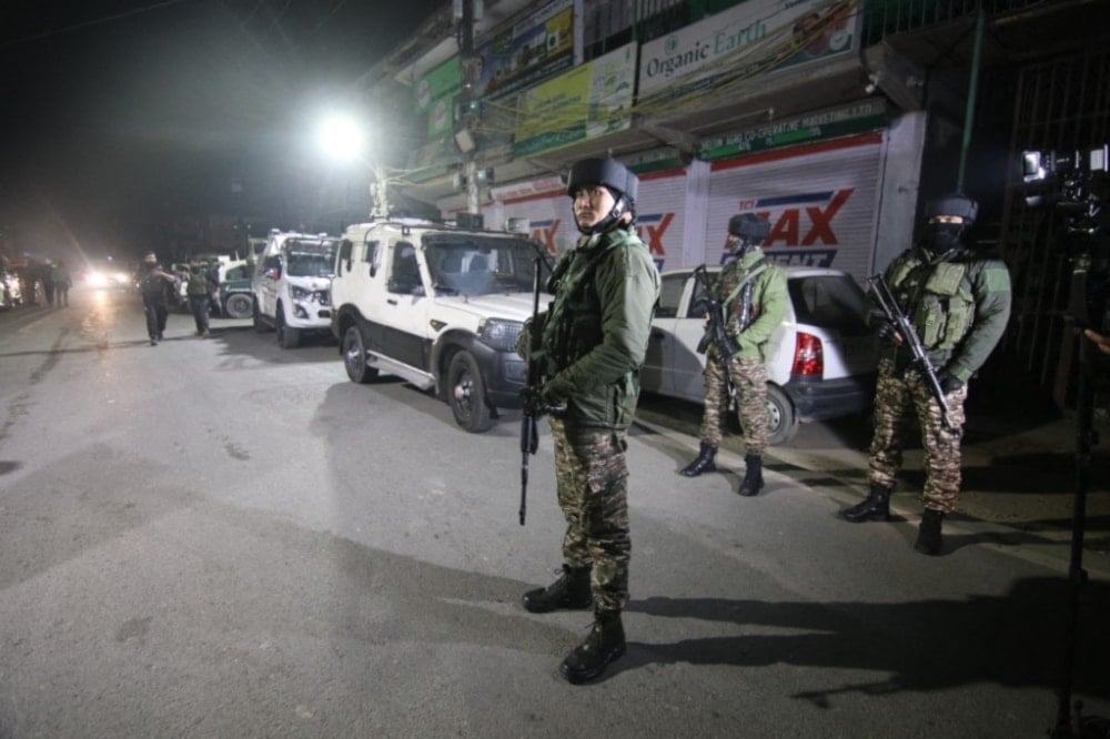 عناصر الأمن بالقرب من انفجار كبير هز مركز شرطة بكشمير 14 تشرين الثاني/نوفمبر 2025 (الأناضول)