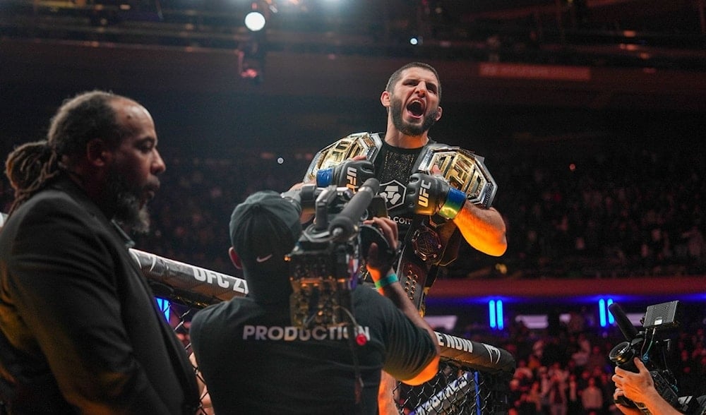 إسلام ماخاشيف يدخل التاريخ... أول روسي يتوج بلقبين في الـUFC