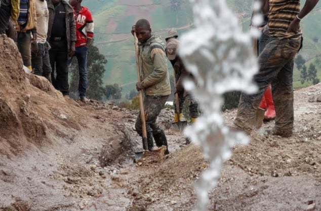 عمال مناجم يعملون في منجم كولتان بإقليم ماسيسي بمقاطعة شمال كيفو في الكونغو 2018 (رويترز)