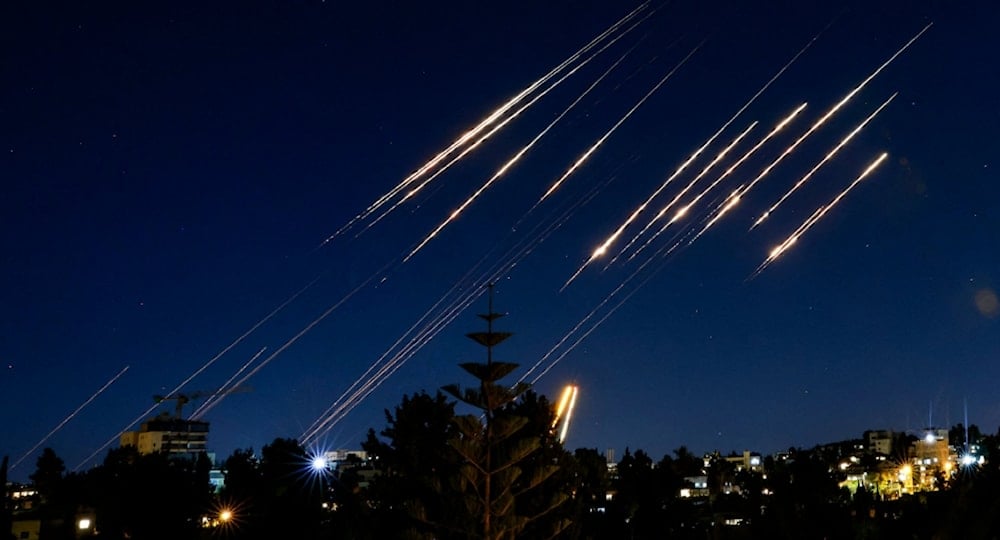 صواريخ أطلقت من إيران في سماء القدس المحتلة، ليل السبت 14-06 (أ ف ب)