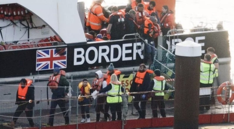 مهاجرون بصلون إلى المملكة المتحدة على متن قوارب بحرية صغيرة