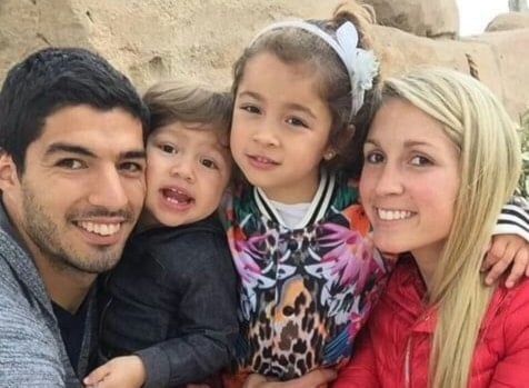 سواريز وأسرته في فترته في برشلونة (أرشيف)