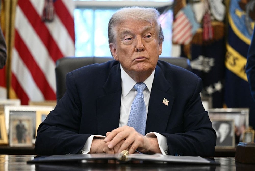 الرئيس الأميركي دونالد ترامب خلال اجتماع مع فريق عمل البيت الأبيض في المكتب البيضاوي في واشنطن العاصمة - 17 تشرين الثاني/نوفمبر 2025 (أ ف ب)  