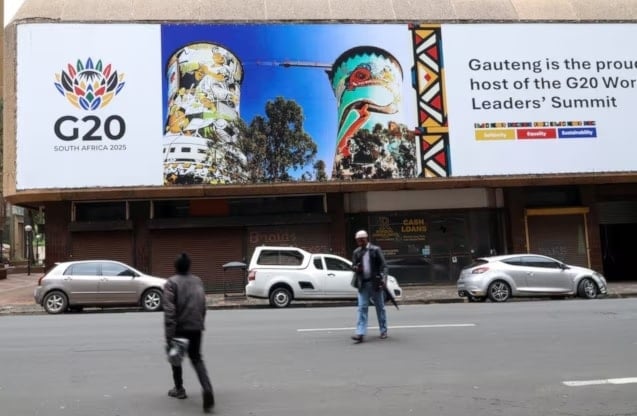 لافتة مرفوعة استعداداً قمة مجموعة العشرين في جوهانسبرغ في جنوب أفريقيا (رويترز)