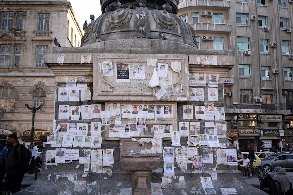 عائلات تضع صور أحبائهم المفقودين في ساحة المرجة بدمشق (مواقع تواصل)