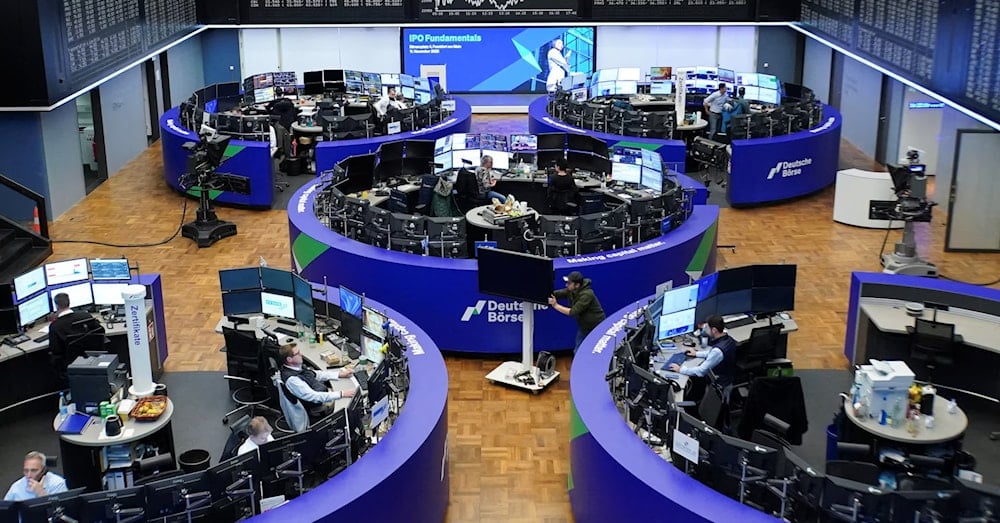 الأسهم الأوروبية تهبط وسط موجة عزوف عن المخاطرة في الأسواق العالمية (رويترز)