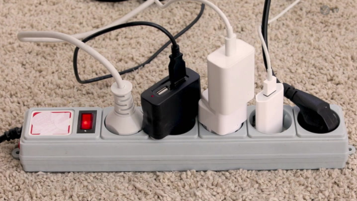 لا تتركوا الشاحن موصولاً بالكهرباء.. إليكم العواقب!