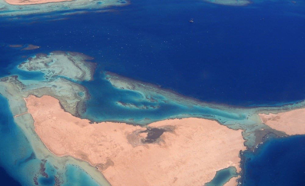 نشأ خليج السويس بعد تباعد الصفيحة التكتونية العربية عن الصفيحة الأفريقية 