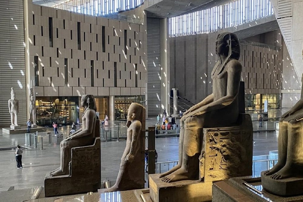 مجموعة ملكات قريبا من القاعة الرئيسية