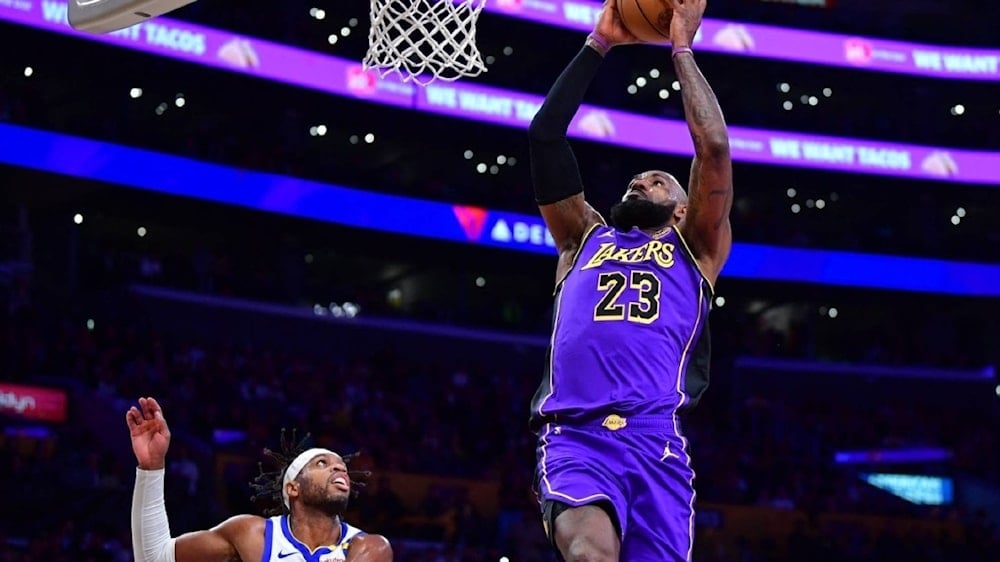 خاض لبيرون جيمس تمارينه الأولى مع الفريق (ويب)