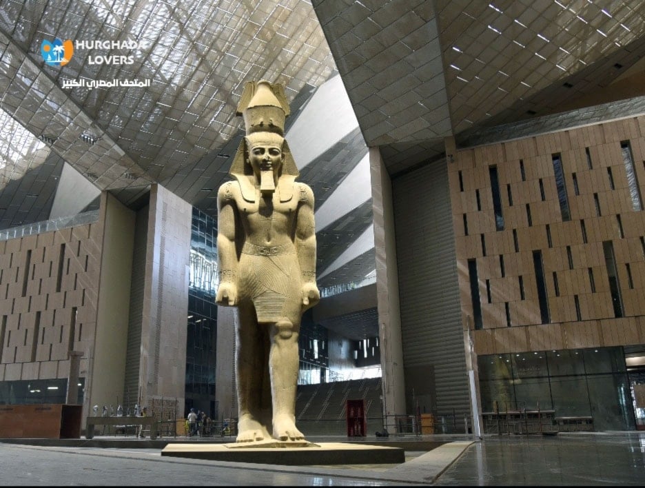 أحد ملوك الفراعنة قريباً من باب المتحف