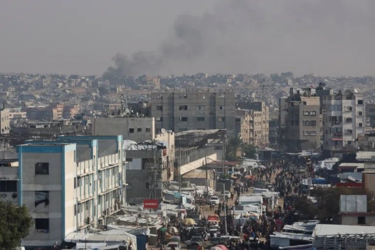 تصاعد الدخان في شرق خان يونس عقب قصف إسرائيلي على المنطقة 18 تشرين الثاني/نوفمبر (رويترز)