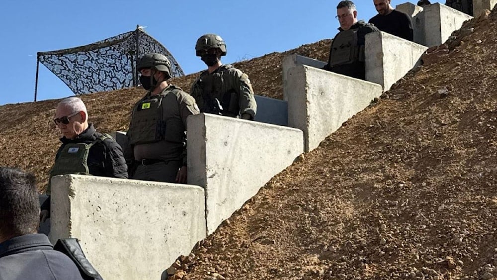 رئيس وزراء الاحتلال الإسرائيلي بنيامين نتنياهو وعدد من مسؤولي الاحتلال يزورون الجنوب السوري (تواصل اجتماعي)