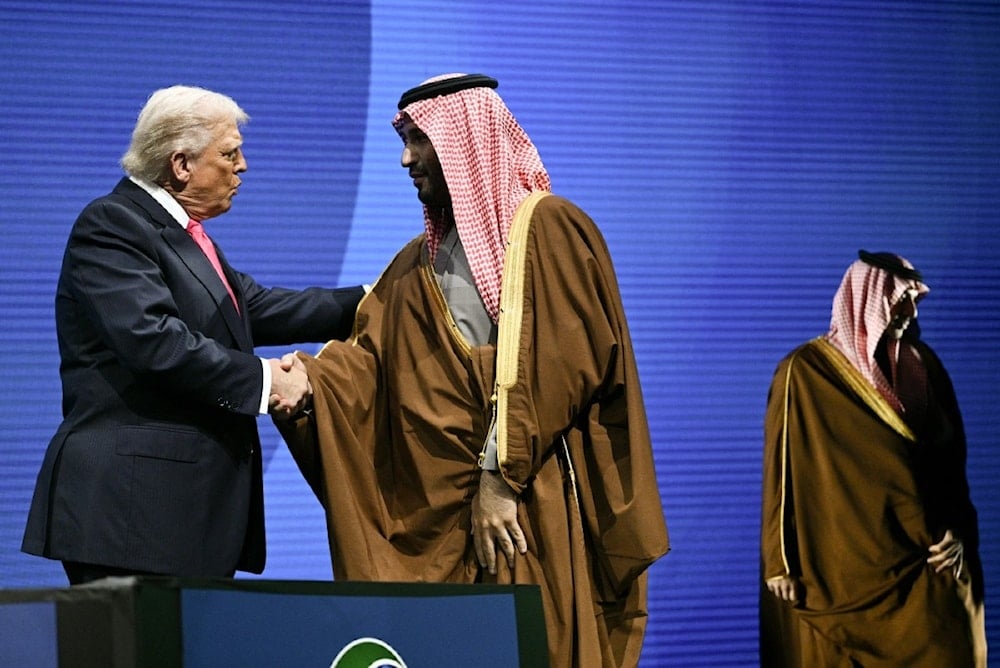 الرئيس الأميركي، دونالد ترامب، وولي العهد السعودي، محمد بن سلمان، خلال منتدى الاستثمار الأميركي-السعودي في واشنطن (19 تشرين الثاني/نوفمبر 2025 - أ ف ب)