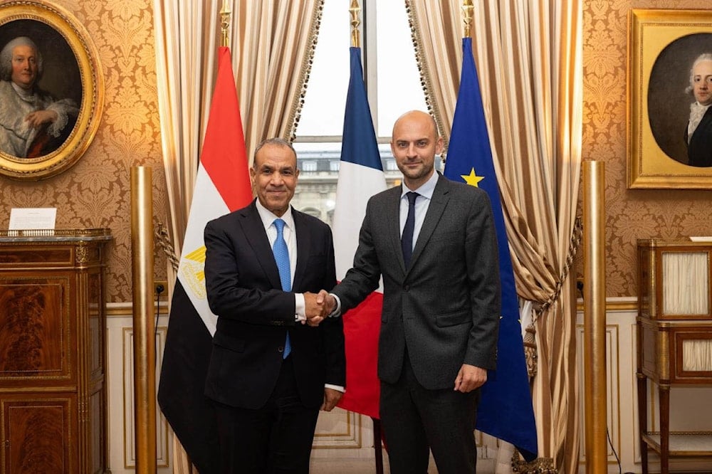 وزير الخارجية المصري بدر عبد العاطي يصافح وزير الخارجية الفرنسي جان نويل بارو