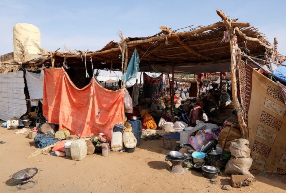 نساء فررن من الفاشر يجلسن في خيمة بمخيم للنازحين في الدبة في السودان (رويترز)
