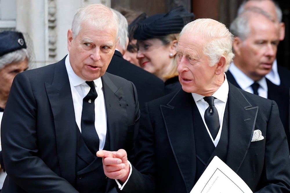 الملك تشارلز وشقيقه الأمير البريطاني السابق آندرو (وكالات) 