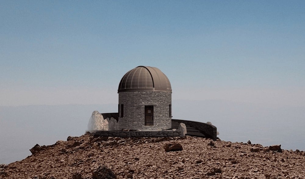 القبة المشادة تحضيراً للمرصد الفلكي في جبل المكمل