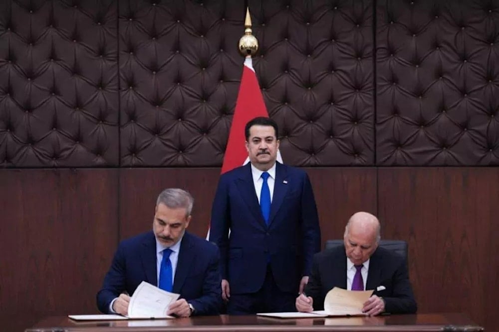  رئيس مجلس الوزراء محمد شياع السوداني، ووزير الخارجية فؤاد حسين ونظيره التركي هاكان فيدان (واع) 