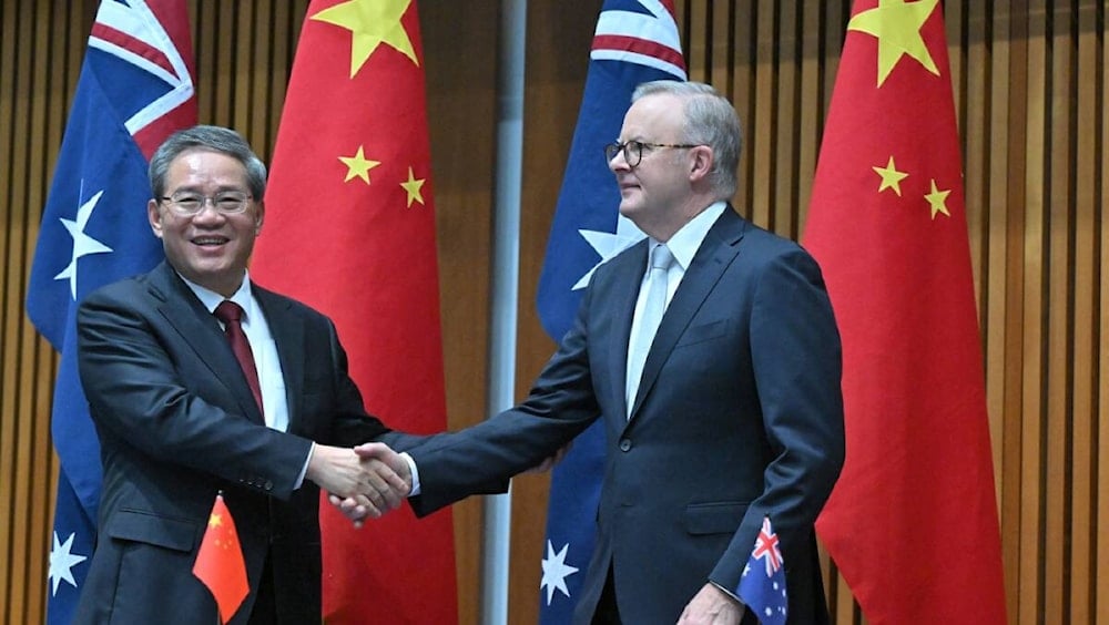 رئيس الوزراء الأسترالي أنتوني ألبانيزي يصافح نظيره الصيني لي تشيانغ في كانبرا في أستراليا (رويترز)