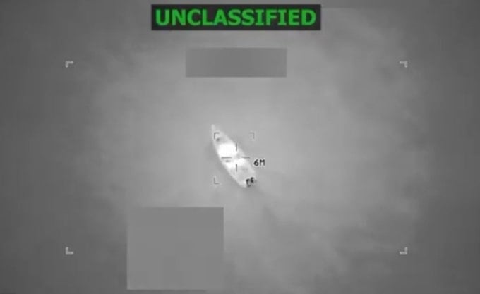 صورة نشرها وزير الحرب بيت هيغسيث على حسابه في X تفيد باستهداف سفينة في البحر الكاريبي، في 24 تشرين الأول/أكتوبر 2025