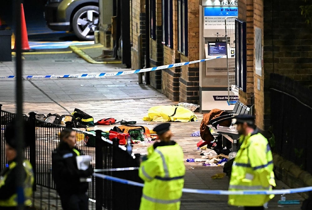 معدات طبية لرجال الإطفاء داخل طوق أمني خارج محطة هانتينغدون شرق إنكلترا، في الأول من تشرين الثاني/نوفمبر 2025، بعد طعن داخل قطار (أ ف ب)