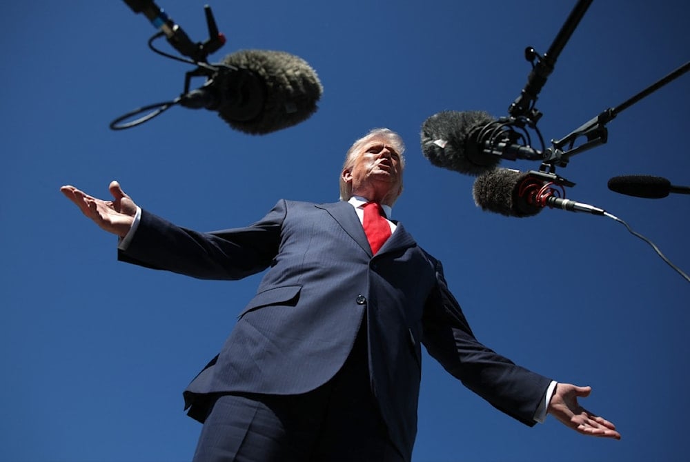 الرئيس الأميركي دونالد ترامب يتحدث إلى الصحافيين لدى وصوله إلى مطار بالم بيتش الدولي في 31 تشرين الأول/أكتوبر 2025 في فلوريدا (أ ف ب)