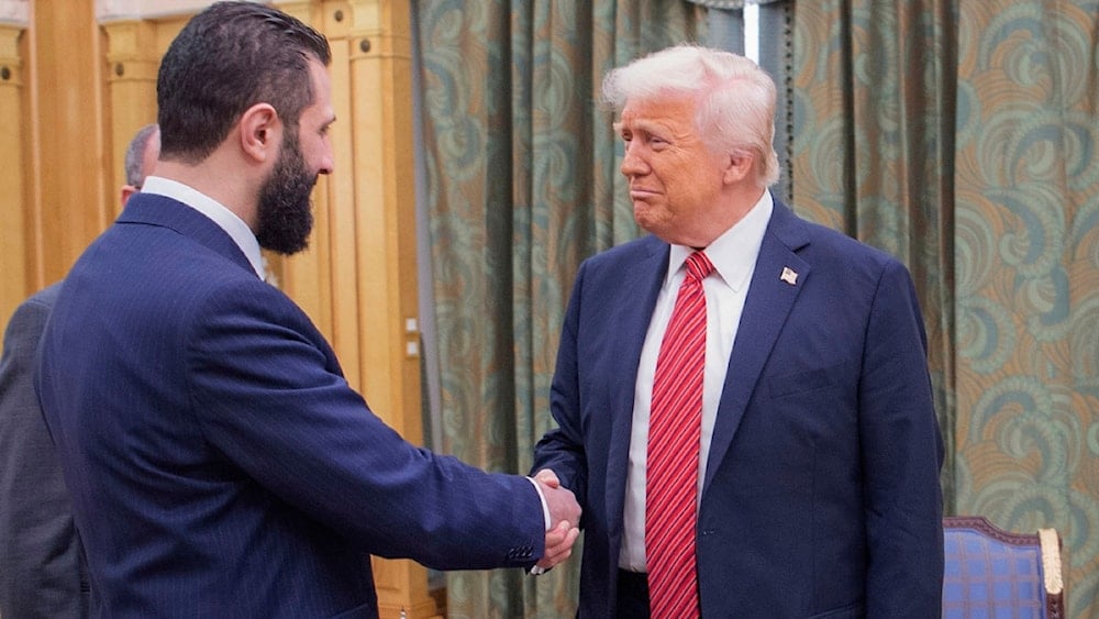 الرئيس الأميركي دونالد ترامب والرئيس السوري أحمد الشرع في الرياض (أسوشييتد برس)