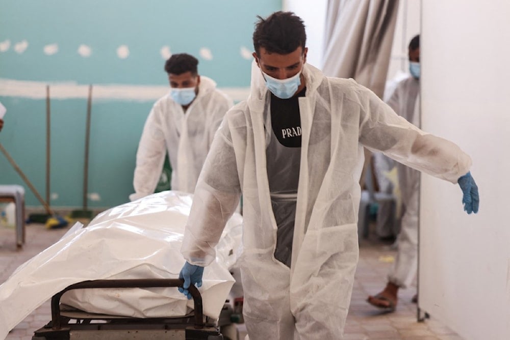 طواقم الإسعاف في مجمع ناصر الطبي تنقل عدد من جثامين الشهداء التي أفرج عنهم الاحتلال الإسرائيلي 31 تشرين الأول/أكتوبر 2025 (أ ف ب)