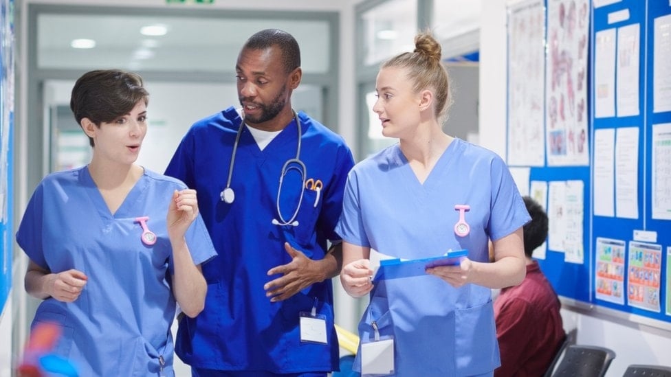 استطلاع: خطط الهجرة البريطانية تهدّد بخسارة 50 ألف ممرّضة