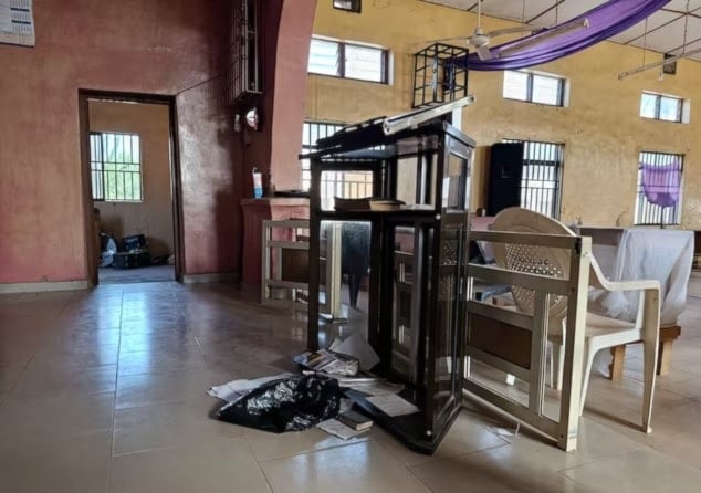 مشهد لكنيسة في اليوم التالي لهجوم مسلح قُتل فيه أشخاص واختُطف قس وبعض المصلين في بلدة إروكو بولاية كوارا في نيجيريا (رويترز)