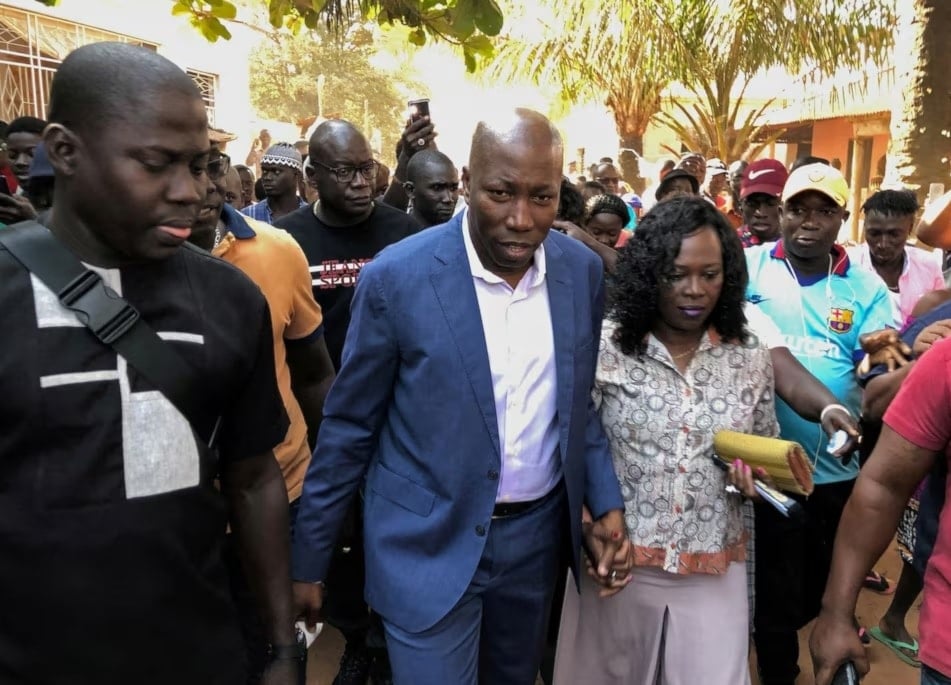 رئيس وزراء غينيا بيساو السابق دومينغوس سيمويس بيريرا مع زوجته بعد التصويت في الجولة الثانية من الانتخابات الرئاسية في غينيا بيساو 2019 (رويترز)