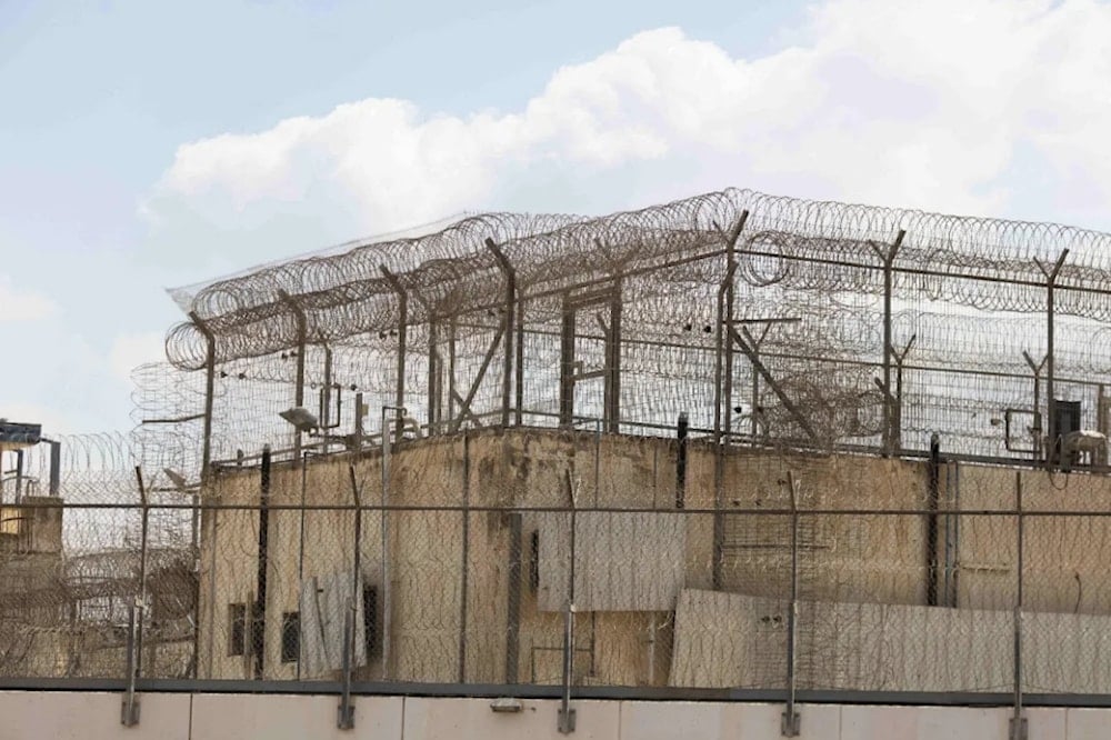 كشفت تقارير حقوقية فلسطينية ودولية، عن نمط واسع من الانتهاكات داخل سجون الاحتلال، خصوصاً في معتقل 