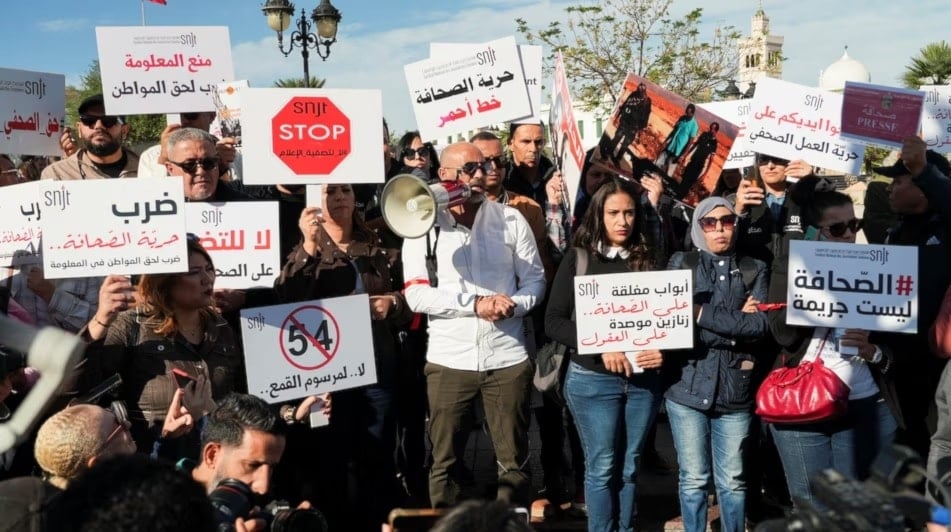 صحافيون تونسيون يتظاهرون بالقرب من مكتب الحكومة للمطالبة بالإفراج عن زملائهم (رويترز)