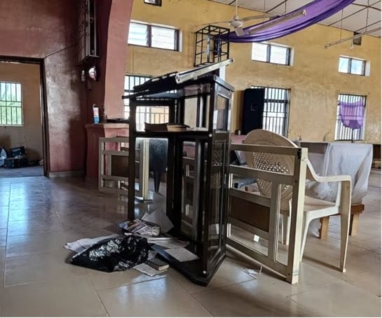 مشهد لكنيسة في اليوم التالي لهجوم مسلح قُتل فيه أشخاص واختُطف قس وبعض المصلين في بلدة إروكو بولاية كوارا في نيجيريا (رويترز)