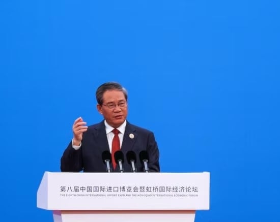 رئيس مجلس الدولة الصيني لي تشيانغ يتحدث في حفل افتتاح معرض الصين الدولي الثامن للواردات (CIIE) في شنغهاي بالصين (رويترز)