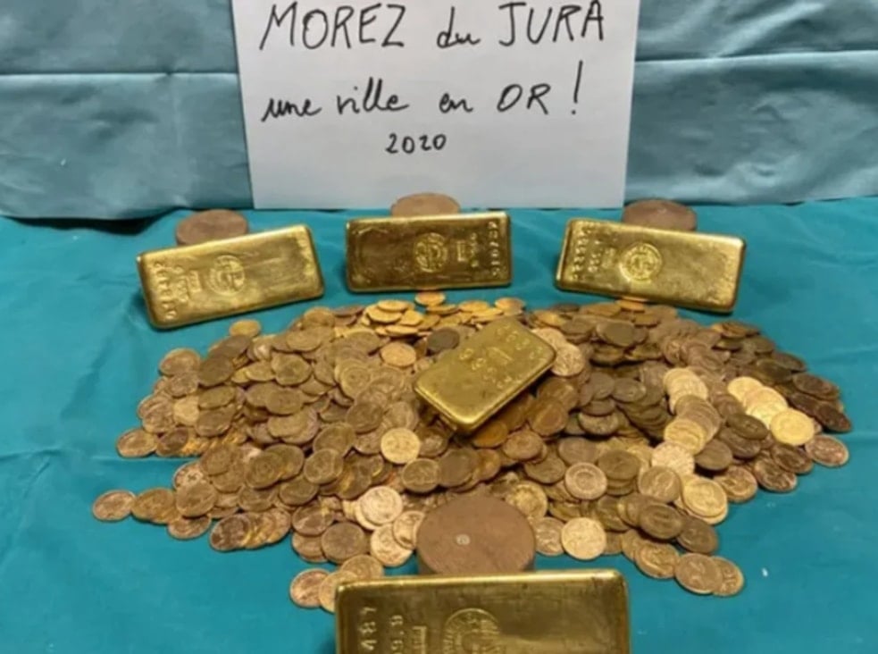  الرجل الفرنسي اشترى منزله قبل عام وقرر ترميمه وتجديده وإنشاء مسبح في الحديقة عندما وجد الكنز