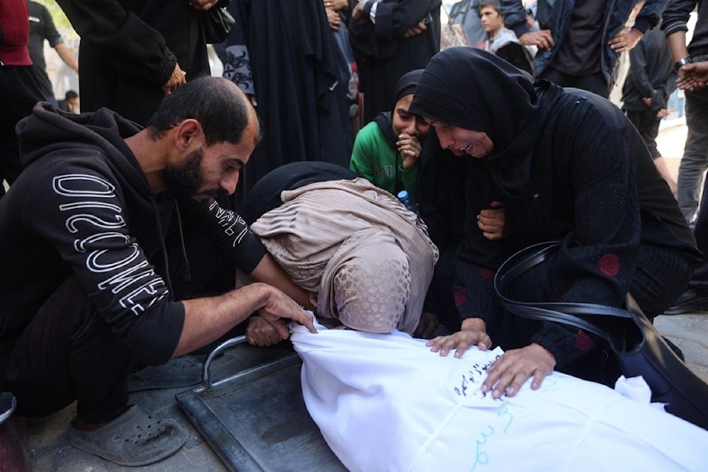 نازحون فلسطينيون ينعون أحد أقاربهم في مدينة غزة أمس (أ ف ب)