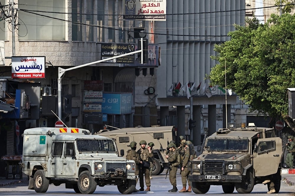 قوات الاحتلال تنتشر خلال اقتحام في مدينة نابلس بالضفة الغربية المحتلة - 20 تشرين الثاني/نوفمبر 2025 (أ ف ب)