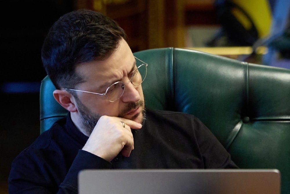 الرئيس الأوكراني فولوديمير زيلنسكي في مكتبه اليوم (أ ف ب)