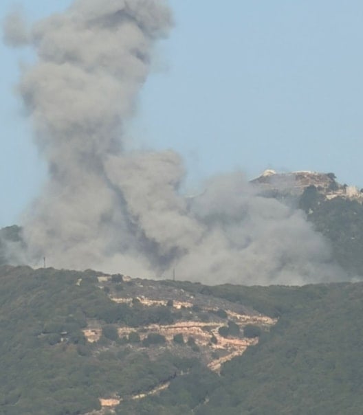 تصاعد الدخان بعد غارة إسرائيلية استهدفت بلدة سجد جنوبي لبنان - 22 تشرين الثاني/نوفمبر 2025 (تواصل اجتماعي)