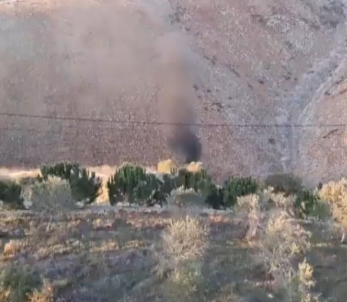 تصاعد الدخان من سيارة استهدفها الاحتلال الإسرائيلي في منطقة وادي السلوقي جنوبي لبنان (تواصل اجتماعي)