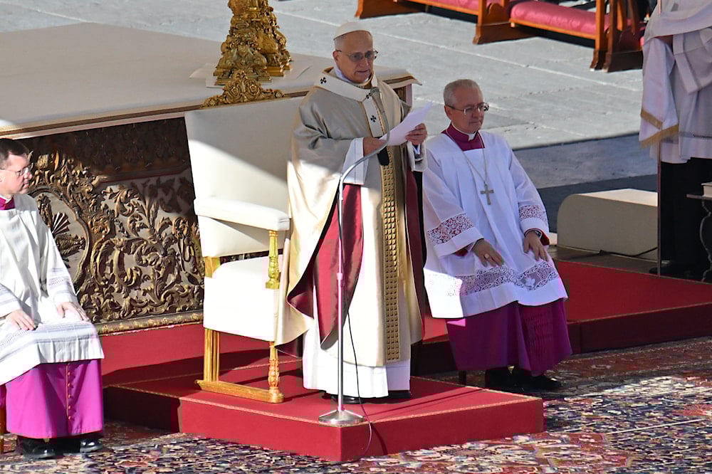 البابا ليو في ختام قداس الأحد بساحة القديس بطرس في مدينة الفاتيكان - 23  تشرين الثاني/نوفمبر 2025 (أ ف ب)