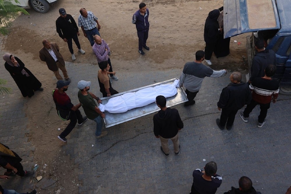 جثمان شهيد ارتقى في قصف إسرائيلي على قطاع غزة (AFP)