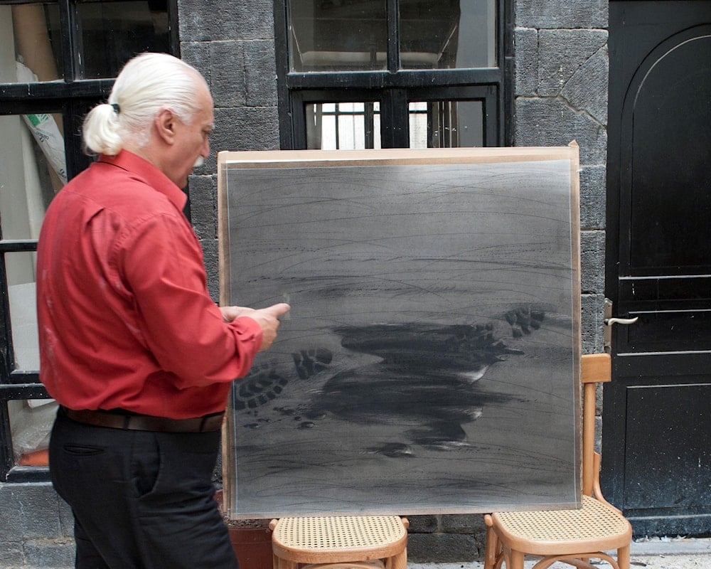 يوسف عبدلكي في محترفه