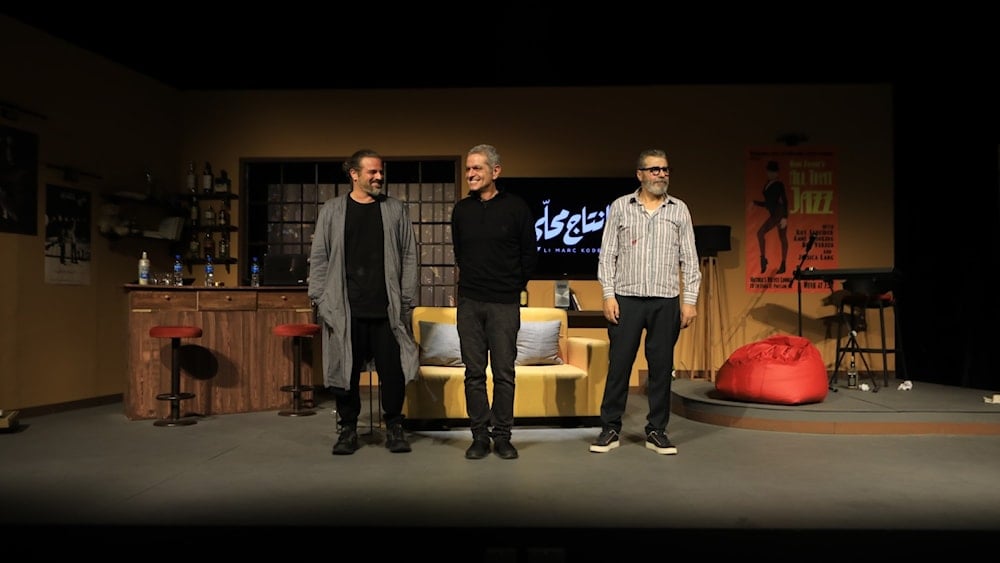 الكاتب والمخرج مارك قديح يتوسط بطليه