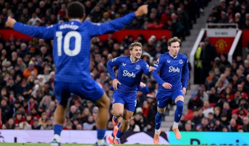 إيفرتون يهزم مانشستر يونايتد ويحرمه من الصعود للمركز الخامس