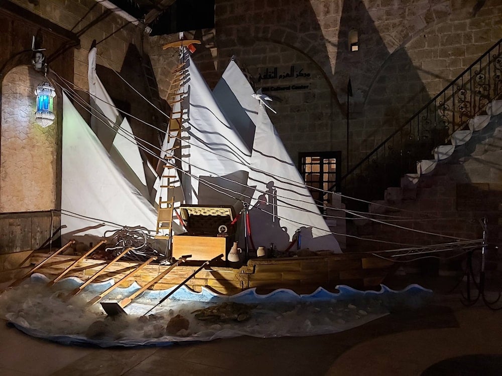 مجسّم سفينة يتصدّر مدخل المهرجان 